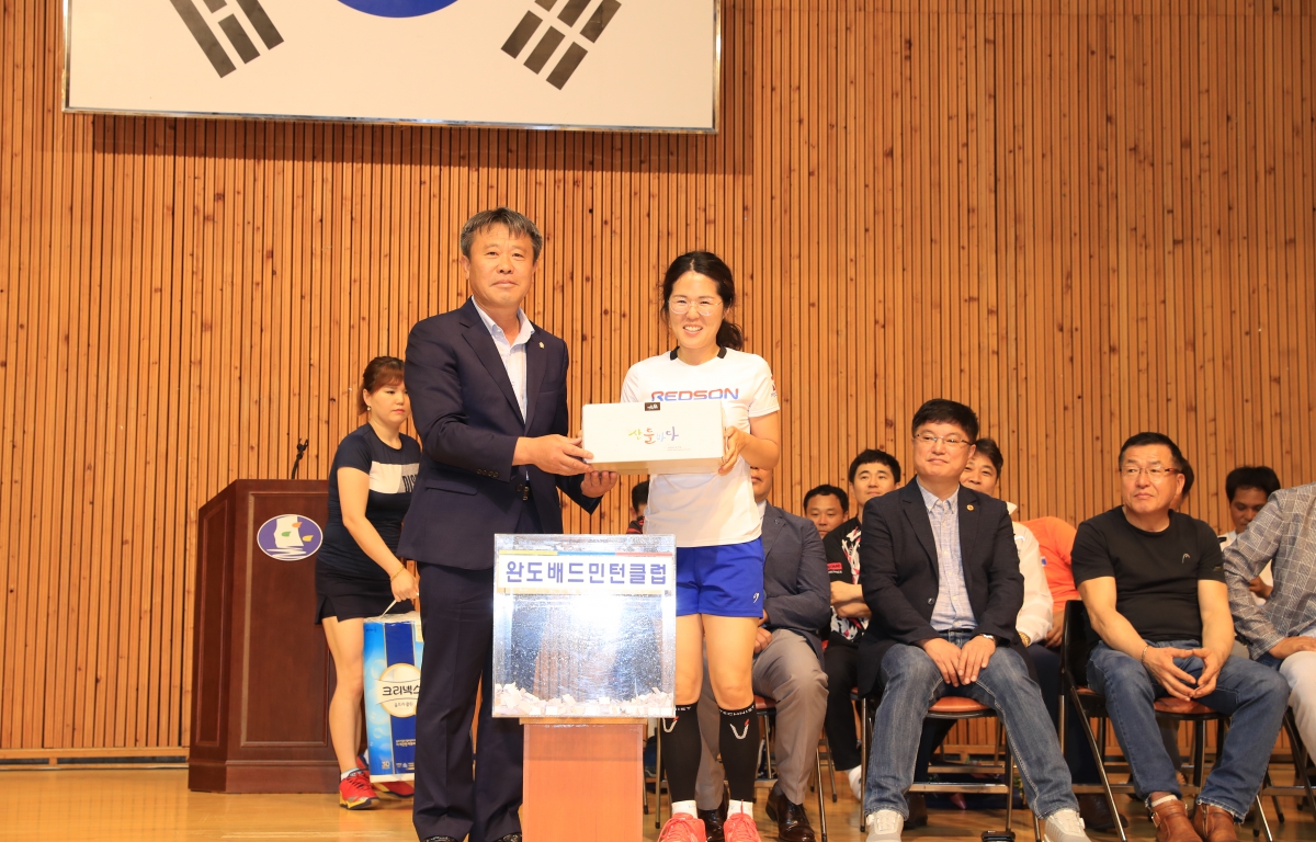 제16회 완도군수배 배드민턴 대축전 첨부이미지 : 제16회 완도군수배 배드민턴 대축전 (2).JPG