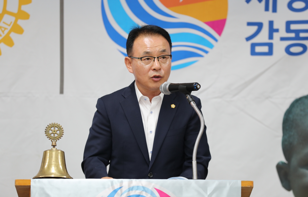 완도고산로타리클럽 회장단 이취임식 첨부이미지 : 20180709 완도고산로타리클럽 회장단 이취임식3.JPG