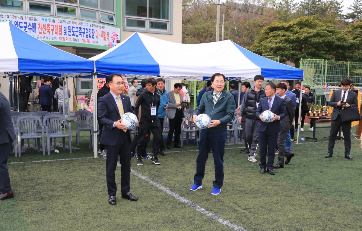 2019년 제22회 완도군수배 친선축구대회 및 완도군축구협회장 이·취임식 첨부이미지 : 제22회 완도군수배 축구대회 회장 이취임식 (2).JPG