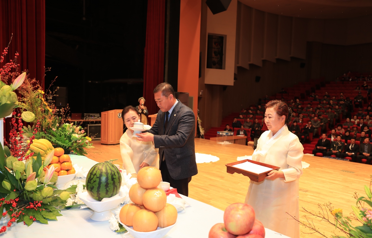 해상왕 장보고대사 제1178기 장보고대사 추모 다례제 첨부이미지 : 해상왕 장보고대사 제1178기 장보고대사 추모 다례제 (2).JPG