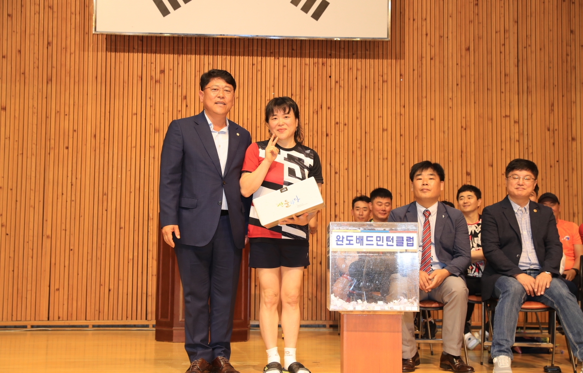 제16회 완도군수배 배드민턴 대축전 첨부이미지 : 제16회 완도군수배 배드민턴 대축전 (6).JPG