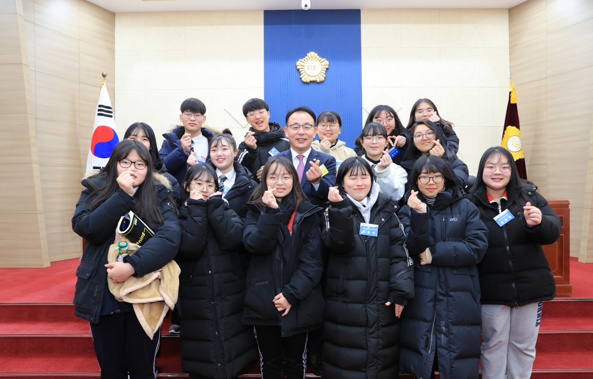 완도고등학교 청소년기자단 완도군의회 방문 첨부이미지 : 20181218 완도고등학교 청소년기자단 완도군의회 방문1.JPG