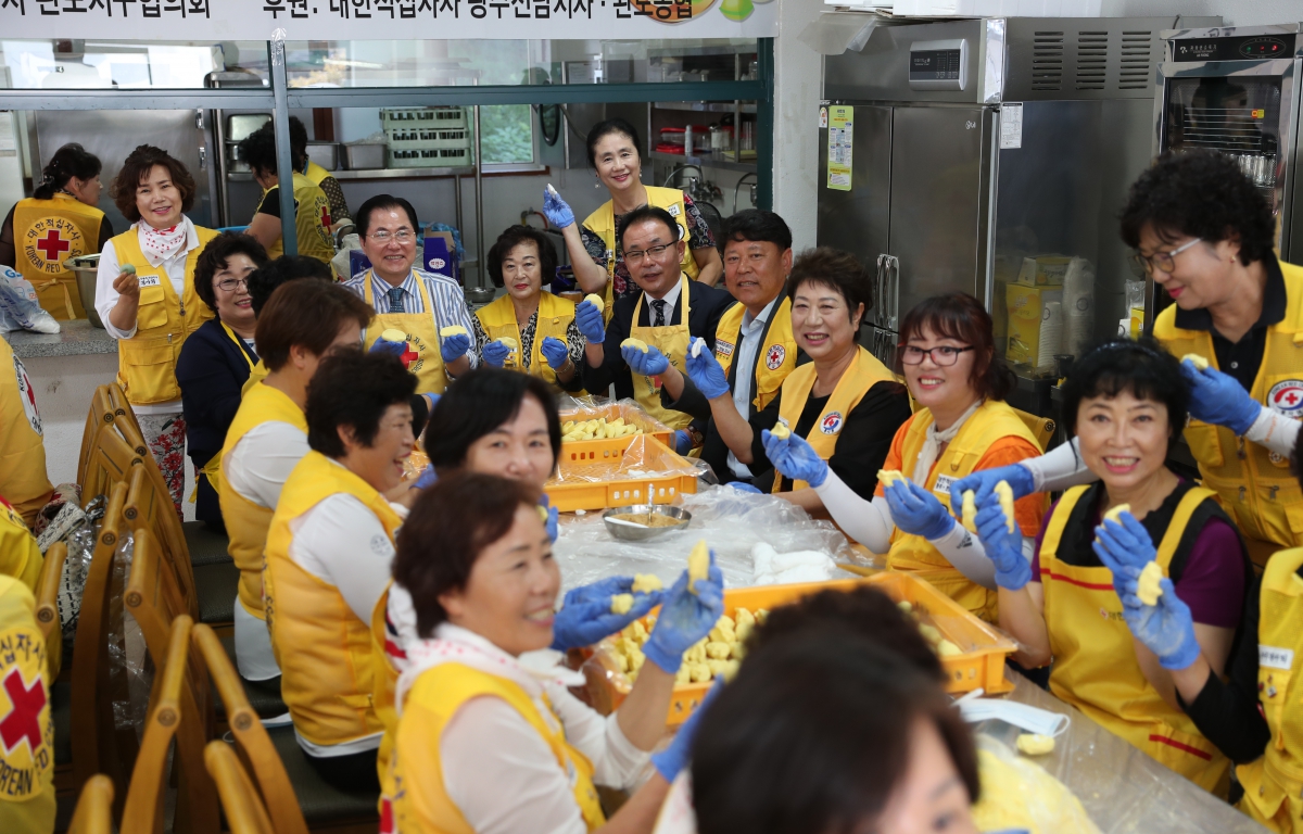 2018 적십자봉사회 송편 빚기 첨부이미지 : 20180912-2018적십자봉사회 송편 빚기.JPG