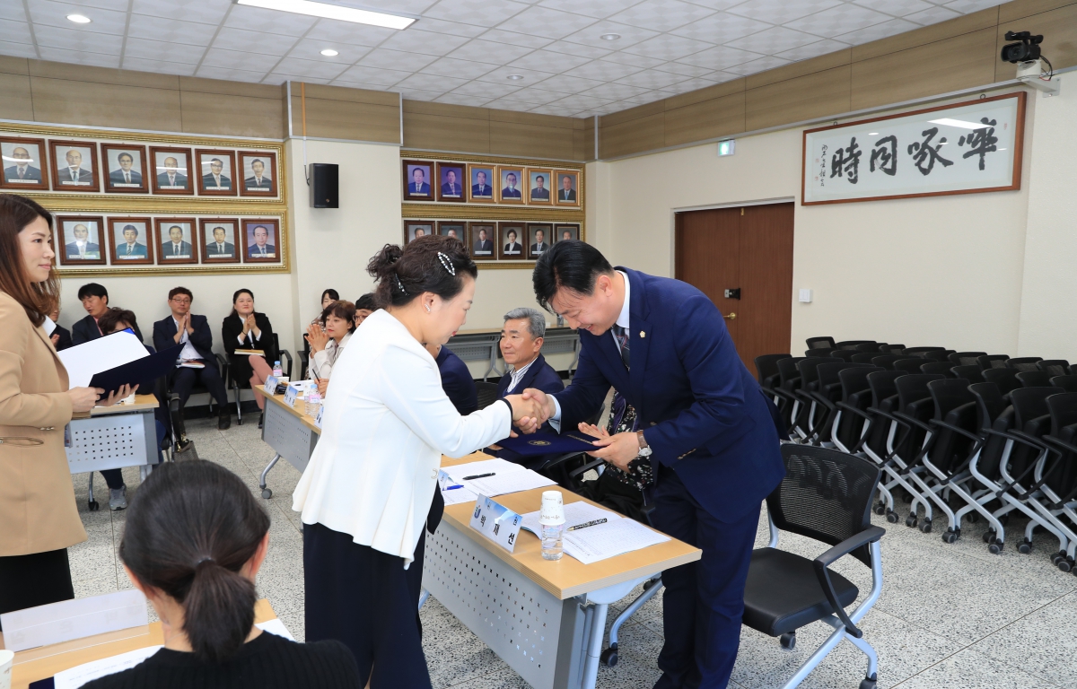 전라남도 완도 교육참여 위원 위촉 및 임시회 첨부이미지 : 전라남도완도교육참여위원 위촉식 및 임시회.JPG