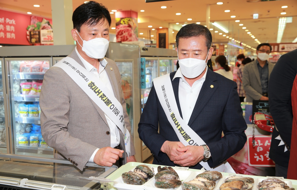 롯데마트와 함께하는 완도전복 판촉행사 첨부이미지 : 롯데마트와 함께하는 완도전복 판촉행사 참석 (2).JPG