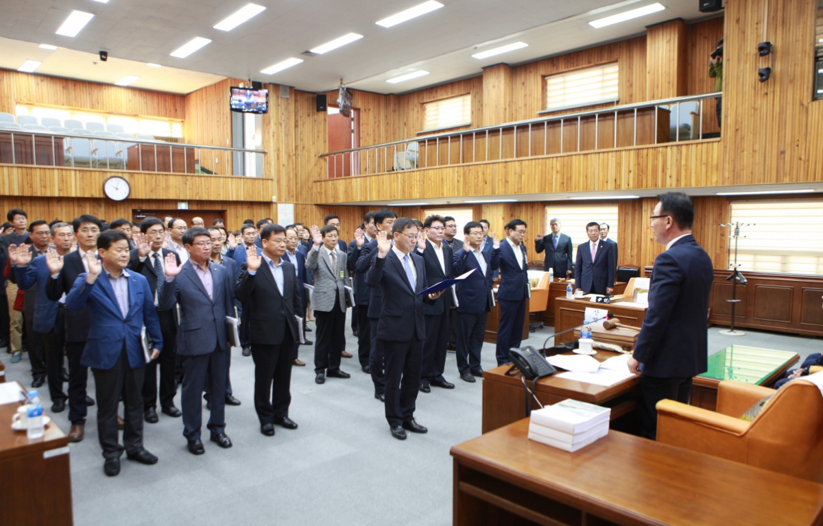 제235회 완도군의회 임시회 행정사무감사 선서식 첨부이미지 : 크기변환_선서식.JPG